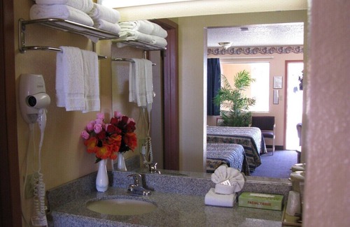 Seminole Hotel | Charming hotel in a quiet spot, next to a Walmart, in Seminole with WiFi, AC.