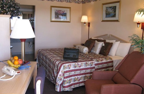 Seminole Hotel | Charming hotel in a quiet spot, next to a Walmart, in Seminole with WiFi, AC.