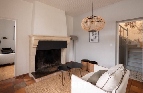 Salles House | Charming House for 8-9 Guests with Heated Pool and Spacious Garden