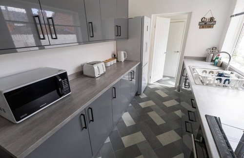 Darlington House | Charming House in Darlington with Parking Sleeps 9