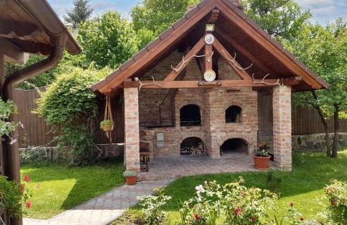 Brasov House | Charming House in Săcele with Garden View + BBQ