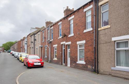 South Shields House | Charming house in South Shields-Sleep 6 -Parking