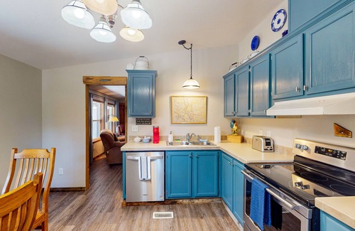 Guffey House | Charming house w/mountain & valley views, W/D, fenced in backyard