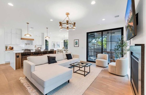 Foster Heights House | Charming House with 6 Bedrooms and a Pool | ATX