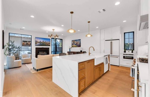 Foster Heights House | Charming House with 6 Bedrooms and a Pool | ATX