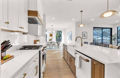 Foster Heights House | Charming House with 6 Bedrooms and a Pool | ATX