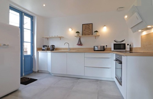 Le Sap Cottage | Charming House with Enclosed Garden, Kid's Play Area, and Electric Car Charging - Central Location