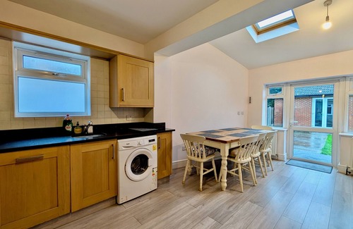 Hillingdon House | Charming House With Private Garden