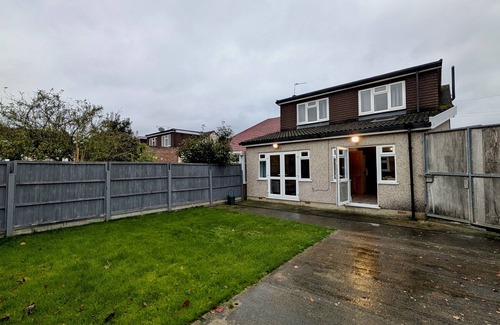 Hillingdon House | Charming House With Private Garden