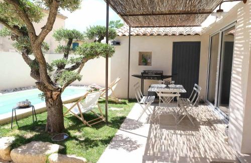 Aureille Villa | charming house with private pool in the heart of the village of aureille in the alpilles, 6 people.