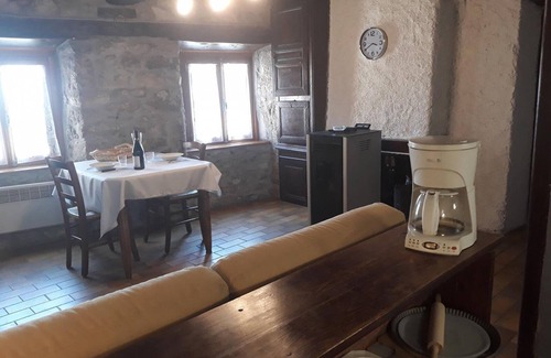 Pralong Cottage | Charming house with stove and shaded garden in Pralong