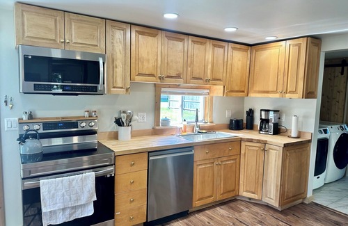 Pittsfield House | Charming In-Town New Build – Stylish, Comfortable, Convenient
