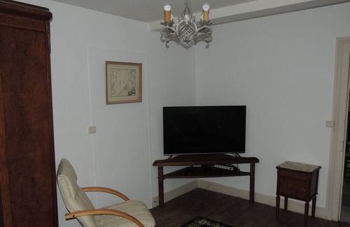 Commarin House | Charming individual house 170 m², enclosed garden, view of rolling Auxois hills.