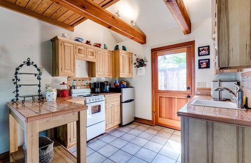 Eugene House | Charming Italian Villa Close to Ducks Games, UO Campus & Local Vineyards