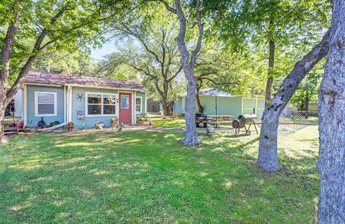 Kingsland House | Charming Lakeview Cottage with Lake Access