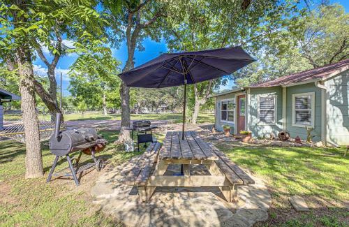 Kingsland House | Charming Lakeview Cottage with Lake Access