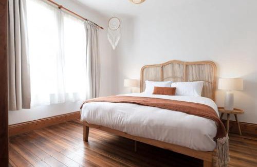 South Launceston House | Charming Little Home Close To The City w Parking And Wifi