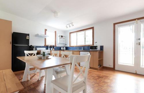 South Launceston House | Charming Little Home Close To The City w Parking And Wifi
