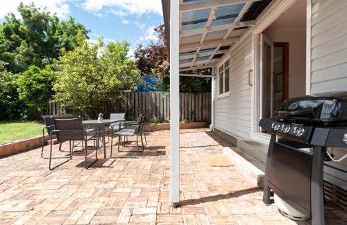 South Launceston House | Charming Little Home Close To The City w Parking And Wifi