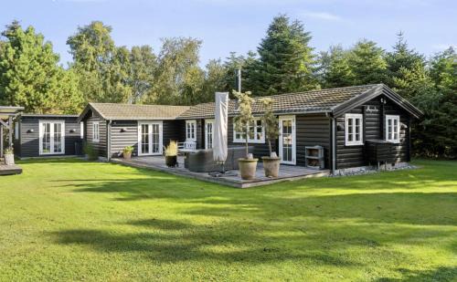 Bøtø By House | Charming Log Cabin Near The Sea