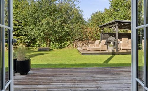Bøtø By House | Charming Log Cabin Near The Sea