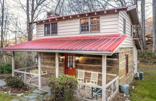 Maggie Valley Cabin | Charming Log House - Ponds, Fireplace, AC, WiFi - Snowbird, Dog & Biker-Friendly