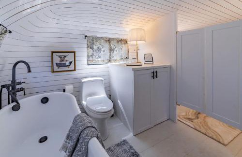 Spicewood House | Charming Luxurious Airstream Beautifully Design with Indoor Bath in Texas