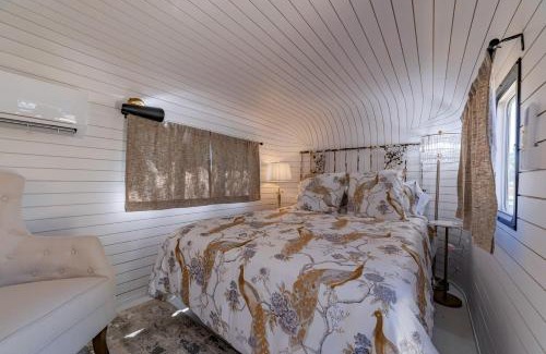 Spicewood House | Charming Luxurious Airstream Beautifully Design with Indoor Bath in Texas