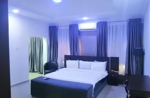 Lagos Cabin | Charming Master Suite 24hr Power & Wifi