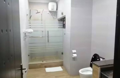 Lagos Cabin | Charming Master Suite 24hr Power & Wifi