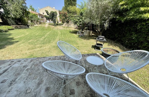 Vendargues Ski Chalet | Charming Mazet with 700m2 garden