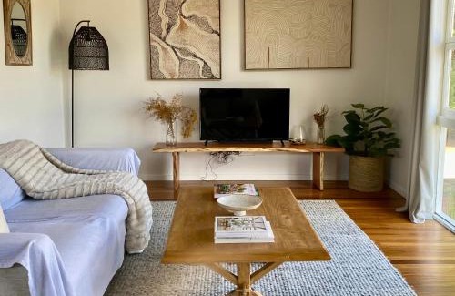 Stanthorpe House | Charming Mid Century Bungalow- Entire home