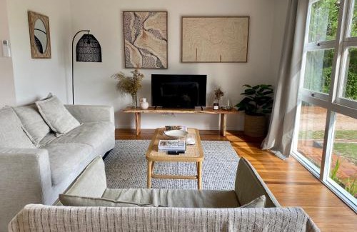 Stanthorpe House | Charming Mid Century Bungalow- Entire home