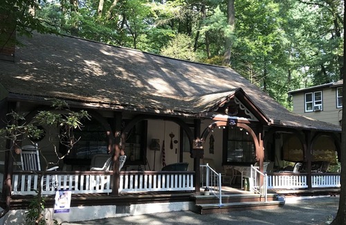Mount Gretna House | Charming Mt Gretna cottage tucked in a quiet art community filled with music theater and quiet evening dinners on the porch