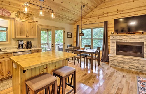 Unaka Cabin | Charming Murphy Cabin w/ Gas Grill + Fire Pit