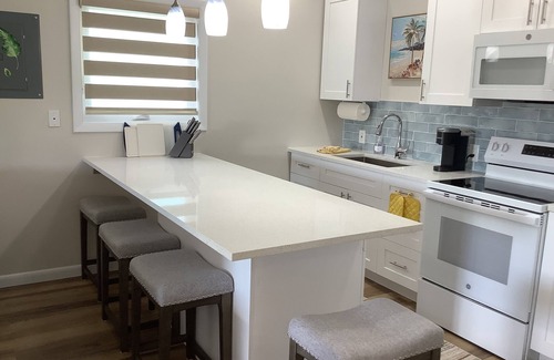 Williams Town Apartment | Charming New Blue Studio on water with dock, WiFi & AC in fun time Freeport