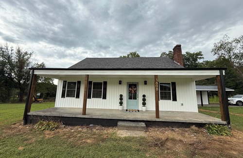 Arlington Cottage | Charming newly-renovated 3-bedroom cottage in the Heart of the Yadkin Valley!