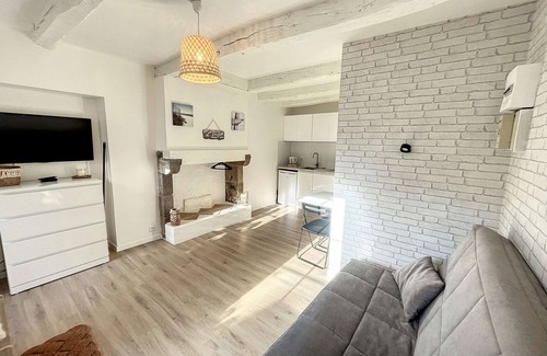 Granville Apartment | Charming newly renovated studio with terrace - pets allowed, free Wi-Fi