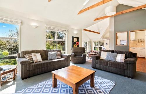 Wanaka House | Charming on Cherry - Wanaka Holiday Home