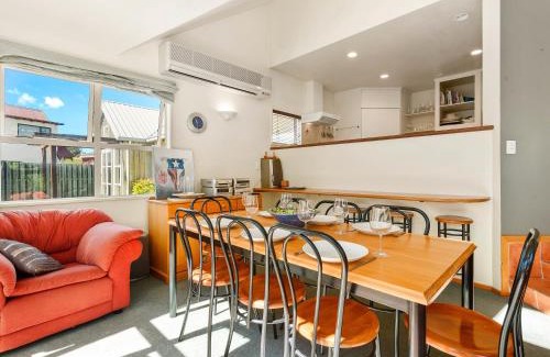 Wanaka House | Charming on Cherry - Wanaka Holiday Home