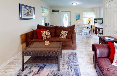 Isle of Palms House | Charming Pet Friendly Home, fenced in back yard, Close to Beach!