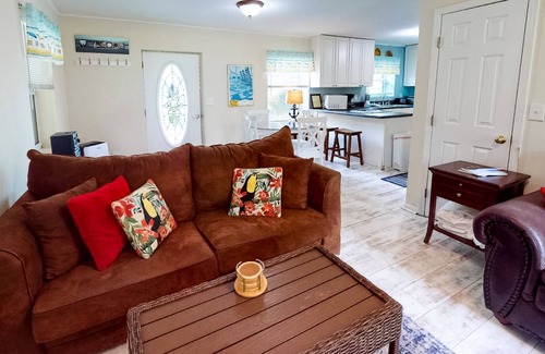 Isle of Palms House | Charming Pet Friendly Home, fenced in back yard, Close to Beach!
