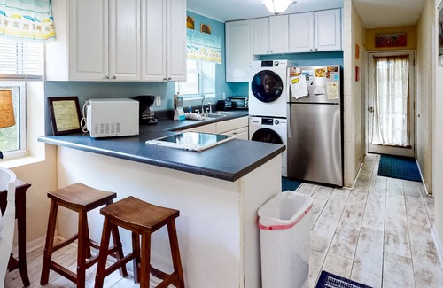 Isle of Palms House | Charming Pet Friendly Home, fenced in back yard, Close to Beach!