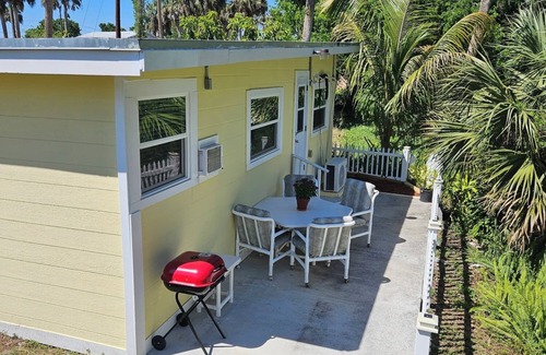 Moore Haven House | Charming Pet Friendly 3-bedroom 1- Bath house with WiFi & AC in Moore Haven