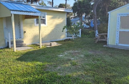 Moore Haven House | Charming Pet Friendly 3-bedroom 1- Bath house with WiFi & AC in Moore Haven