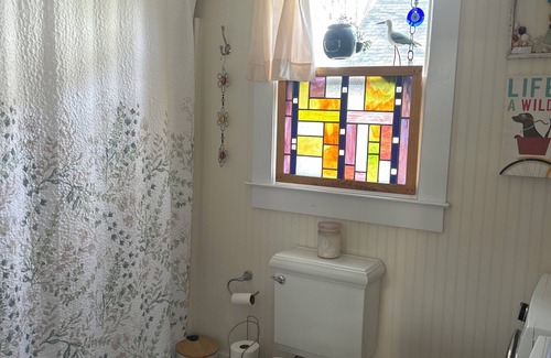 New Bern Cottage | Charming Pink 1-bedroom cottage with WiFi, AC in fabulous New Bern