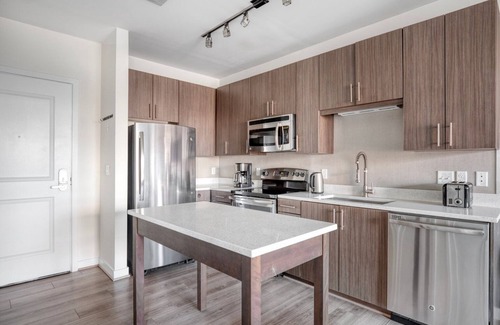 Jefferson Manor Apartment | Charming Potomac Yard City 1BR w/W/D & Gym, nr Airport, by Blueground