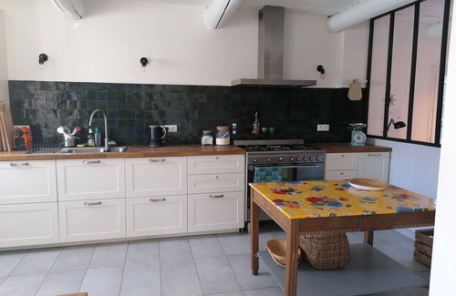 Robion Villa | Charming Provencal house, all comforts, large garden, heated swimming pool