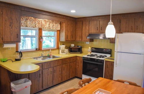 Dennis Port House | Charming Ranch Home with Screened-In Porch Near Haigis Beach