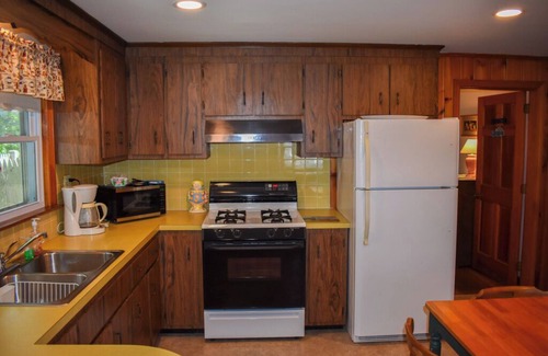 Dennis Port House | Charming Ranch Home with Screened-In Porch Near Haigis Beach